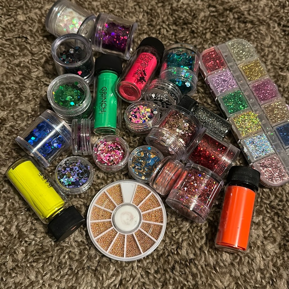 Nail art glitters and foils